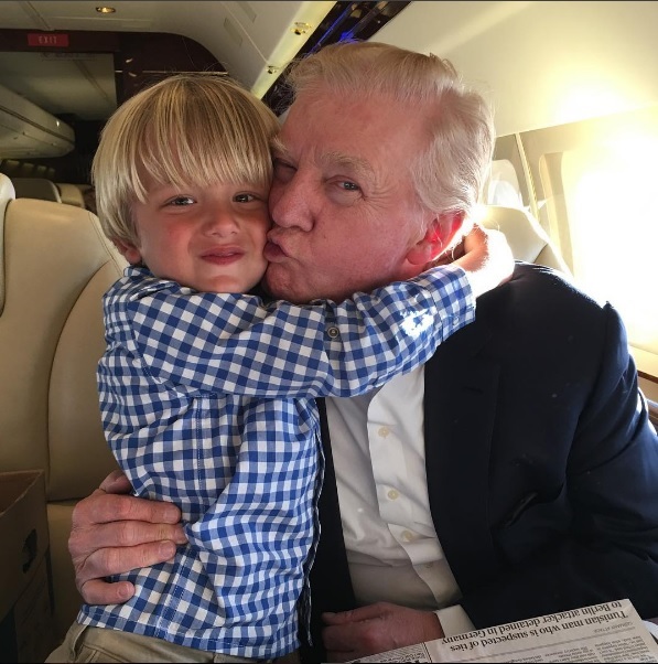 Trump thay đổi kiểu tóc trứ danh trước khi nhậm chức - 1