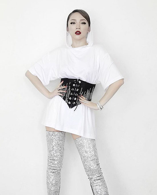Tóc Tiên mặc "nhầm" vị trí corset bên ngoài áo thun - 1