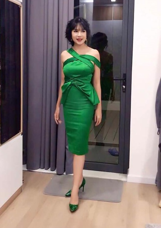 Vợ Lý Hải trông như gái 20 khi mặc xì-tin, eo ót thế này - 2