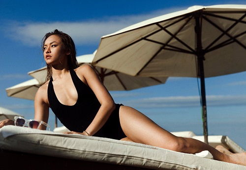 Đã mắt ngắm Mai Ngô "siêu vòng 3" diện áo tắm một mảnh - 2