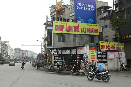 Những căn nhà đặc biệt “ôm trọn vỉa hè” trên phố Hà Nội - 7