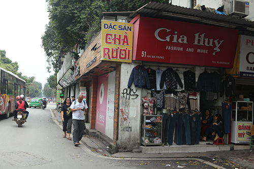 Những căn nhà đặc biệt “ôm trọn vỉa hè” trên phố Hà Nội - 11