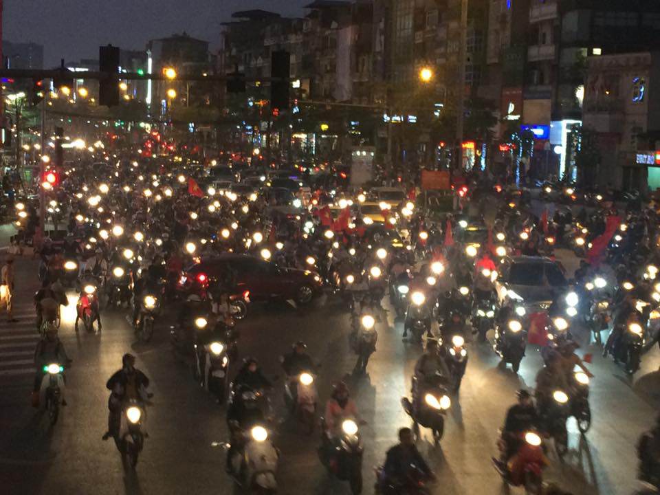 U23 Việt Nam vào chung kết, người hâm mộ đổ xô ra đường ăn mừng chiến thắng - 5