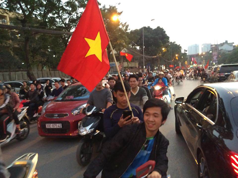 U23 Việt Nam vào chung kết, người hâm mộ đổ xô ra đường ăn mừng chiến thắng - 10