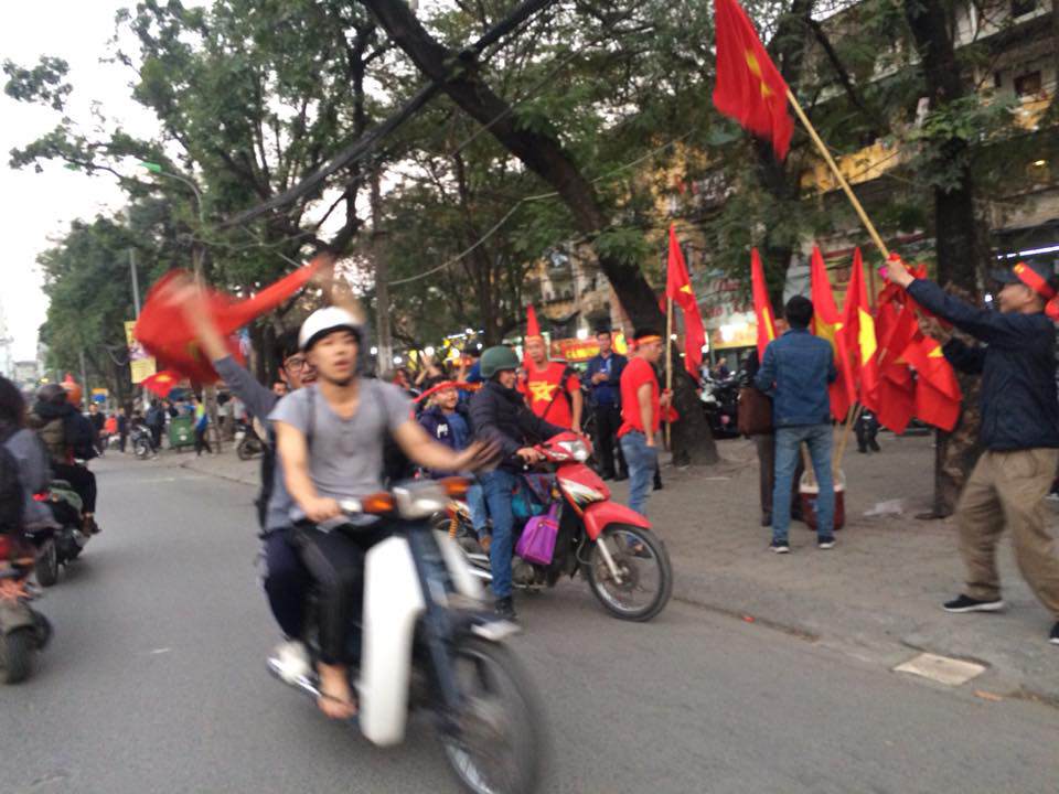 U23 Việt Nam vào chung kết, người hâm mộ đổ xô ra đường ăn mừng chiến thắng - 9