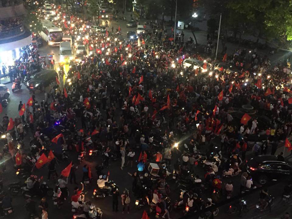 U23 Việt Nam vào chung kết, người hâm mộ đổ xô ra đường ăn mừng chiến thắng - 2