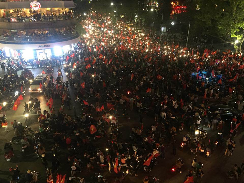 U23 Việt Nam vào chung kết, người hâm mộ đổ xô ra đường ăn mừng chiến thắng - 1