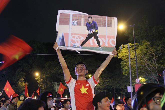 U23 Việt Nam vào chung kết, người SG ăn mừng xuyên đêm - 8