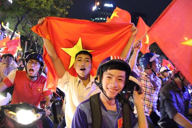 U23 Việt Nam vào chung kết, người SG ăn mừng xuyên đêm - 3