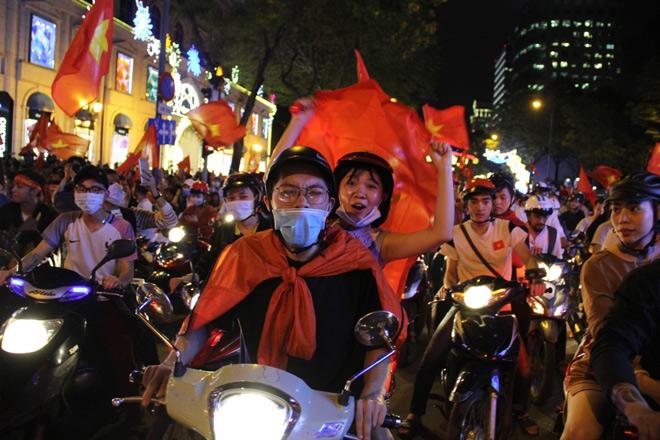 U23 Việt Nam vào chung kết, người SG ăn mừng xuyên đêm - 4
