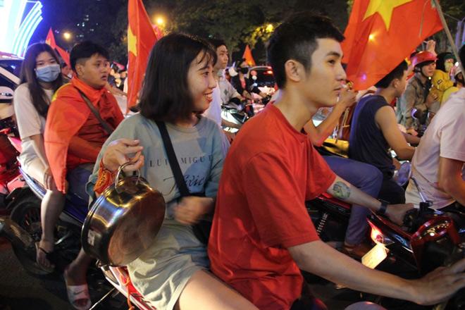 U23 Việt Nam vào chung kết, người SG ăn mừng xuyên đêm - 6
