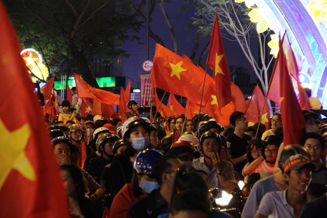 U23 Việt Nam vào chung kết, người SG ăn mừng xuyên đêm - 5