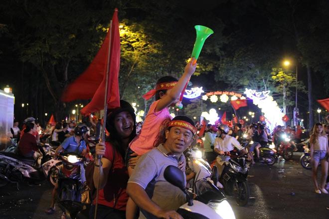 U23 Việt Nam vào chung kết, người SG ăn mừng xuyên đêm - 13