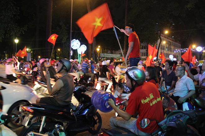 U23 Việt Nam vào chung kết, người SG ăn mừng xuyên đêm - 12