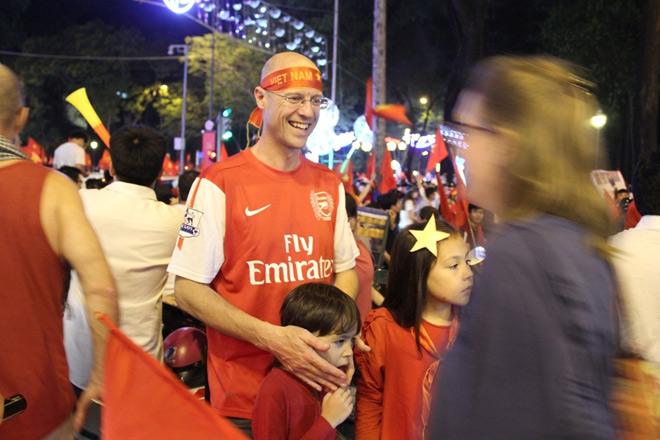 U23 Việt Nam vào chung kết, người SG ăn mừng xuyên đêm - 10
