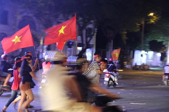 U23 Việt Nam vào chung kết, người SG ăn mừng xuyên đêm - 18