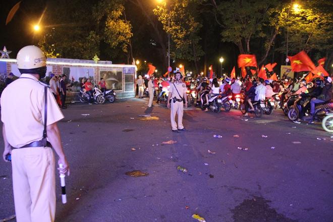 U23 Việt Nam vào chung kết, người SG ăn mừng xuyên đêm - 15