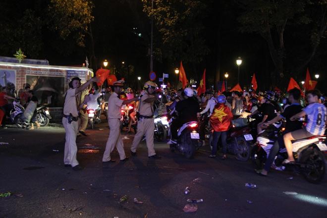 U23 Việt Nam vào chung kết, người SG ăn mừng xuyên đêm - 14