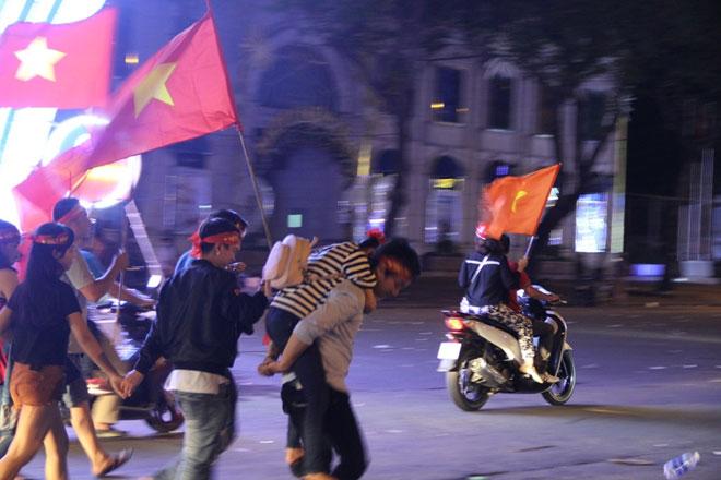 U23 Việt Nam vào chung kết, người SG ăn mừng xuyên đêm - 19