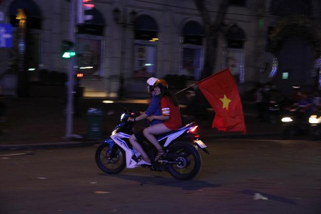 U23 Việt Nam vào chung kết, người SG ăn mừng xuyên đêm - 20