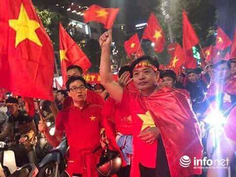 Phó Thủ tướng Vũ Đức Đam xuống đường mừng U23 Việt Nam chiến thắng - 5