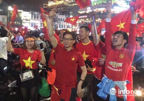 Phó Thủ tướng Vũ Đức Đam xuống đường mừng U23 Việt Nam chiến thắng - 7