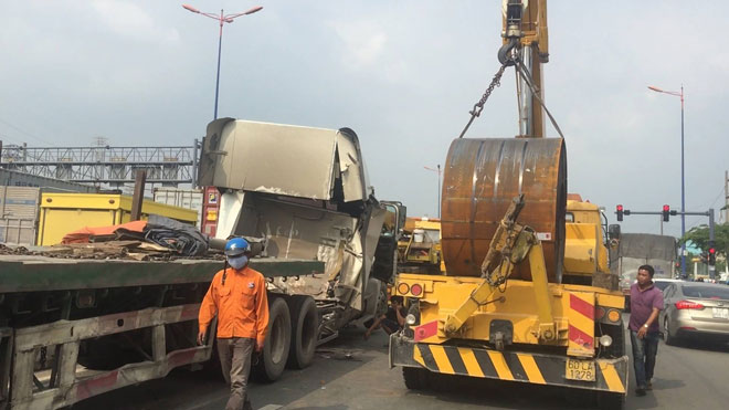 Cuộn thép chục tấn "làm xiếc" trên phố, người đi đường tái mặt - 3