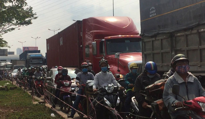 Cuộn thép chục tấn "làm xiếc" trên phố, người đi đường tái mặt - 4