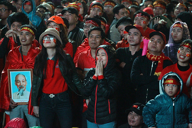 Cổ động viên khóc như mưa sau khi đội tuyển U23 Việt Nam thua ở phút chót - 11