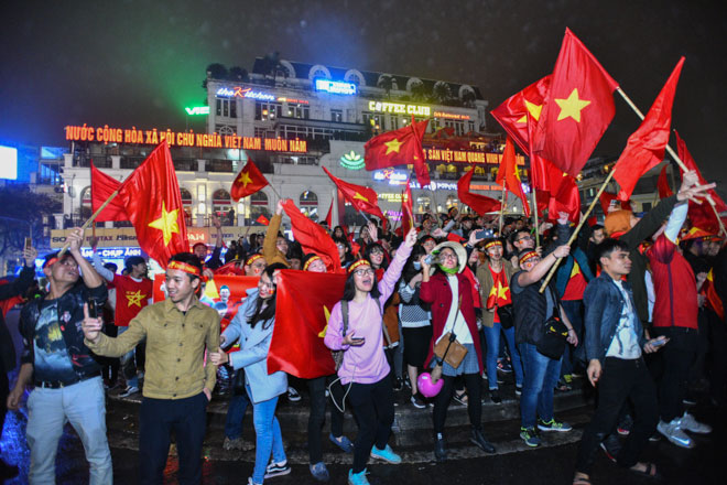 Gạt bỏ nỗi buồn, CĐV Việt Nam vẫn tràn xuống đường ăn mừng - 7