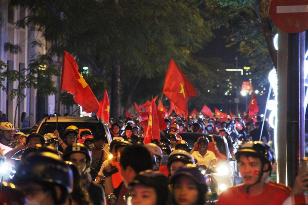 Gạt bỏ nỗi buồn, CĐV Việt Nam vẫn tràn xuống đường ăn mừng - 13
