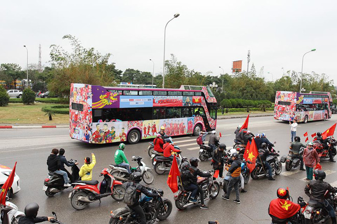 Ảnh-clip: CĐV cùng dàn xe "khủng" ra Nội Bài đón U23 Việt Nam - 7