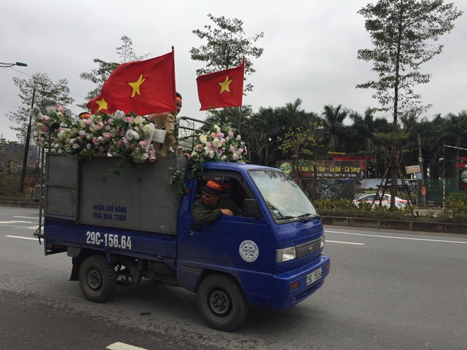 Ảnh-clip: CĐV cùng dàn xe "khủng" ra Nội Bài đón U23 Việt Nam - 8