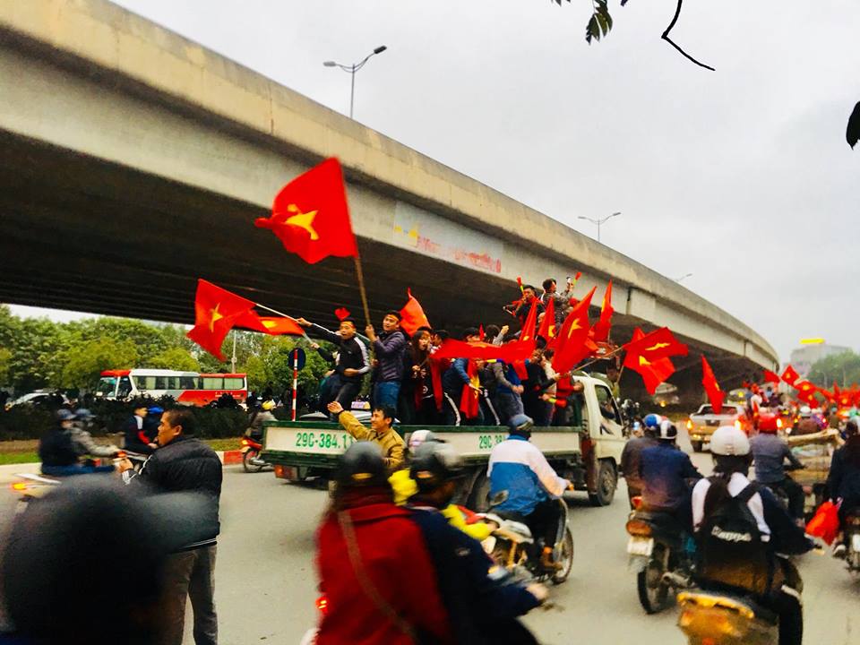 Vạn CĐV mang cờ hoa kéo về Mỹ Đình hồi hộp chờ U23 Việt Nam - 3