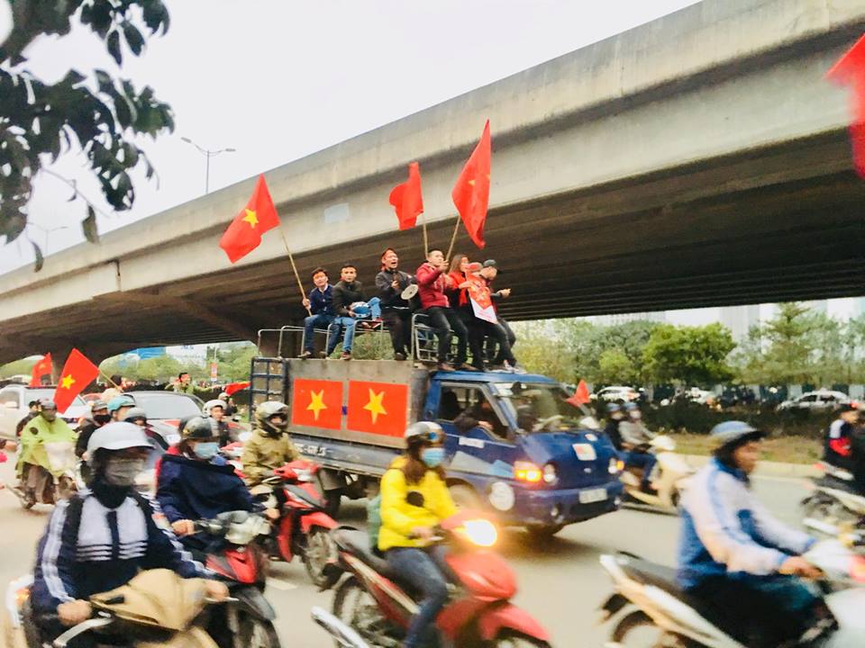 Vạn CĐV mang cờ hoa kéo về Mỹ Đình hồi hộp chờ U23 Việt Nam - 2