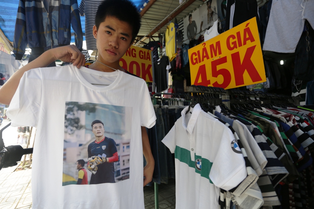 2 “soái ca” U23 Việt Nam xuất hiện dày đặc ở các cửa hàng thời trang Sài Gòn - 3