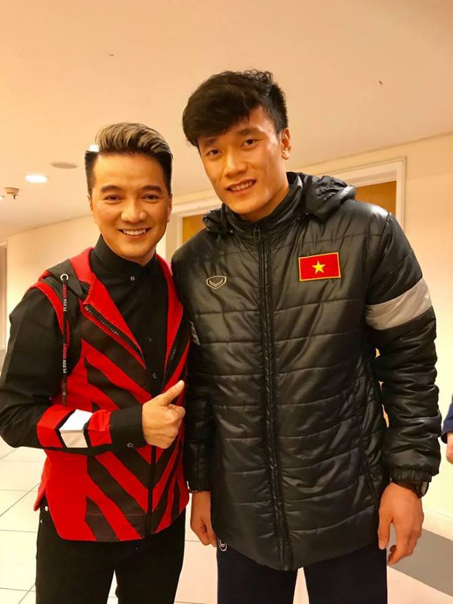 Thủ môn Tiến Dũng vẫy tay chào, gọi Mr. Đàm là "soái ca" - 2