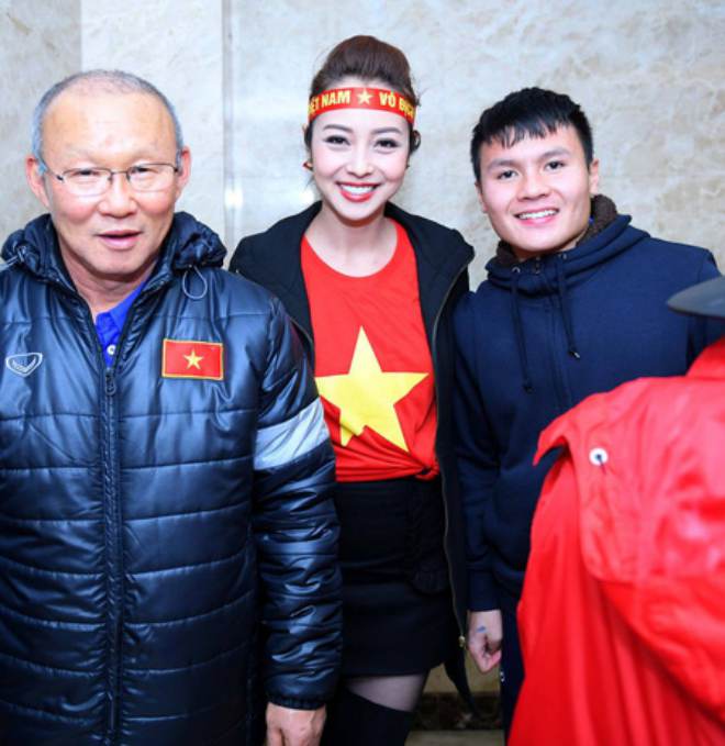 Thủ môn Tiến Dũng vẫy tay chào, gọi Mr. Đàm là "soái ca" - 6
