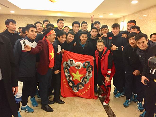 Mr. Đàm và Tùng Leo lời qua tiếng lại vì chiếc áo dành tặng đội tuyển U23 Việt Nam - 2