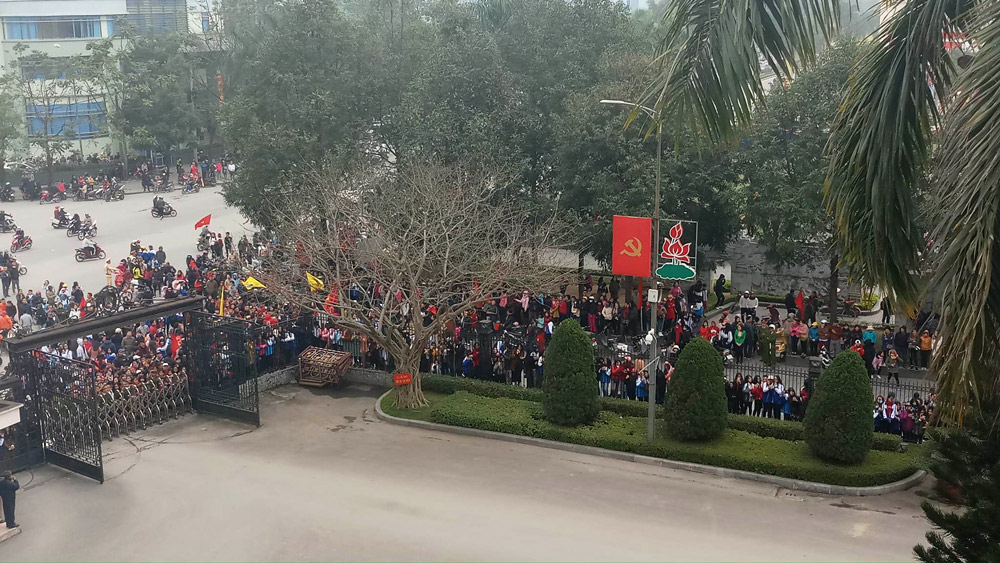 Hàng nghìn CĐV xứ Thanh quây quanh Bùi Tiến Dũng và 2 đồng đội - 4
