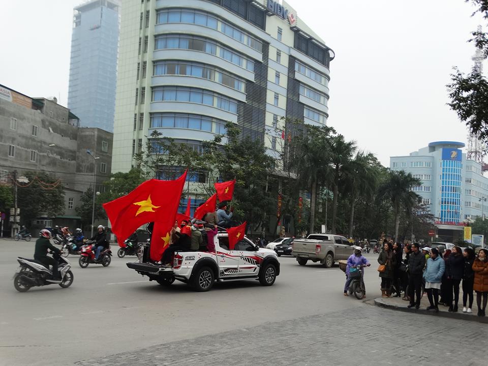 Clip: Bùi Tiến Dũng vẫy chào, CĐV xứ Thanh phấn khích - 4