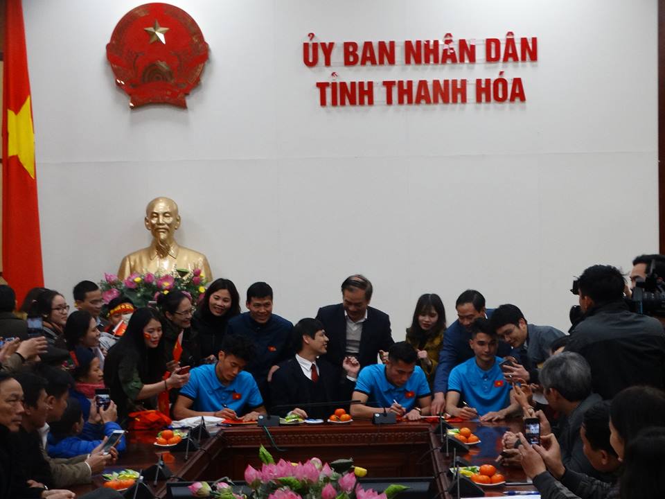 Clip: Bùi Tiến Dũng vẫy chào, CĐV xứ Thanh phấn khích - 5