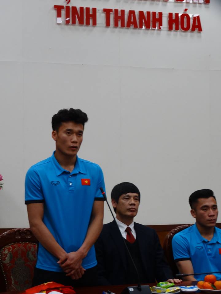 Clip: Bùi Tiến Dũng vẫy chào, CĐV xứ Thanh phấn khích - 6