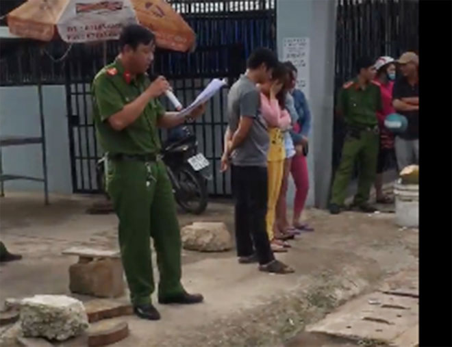 Nóng 24h qua: Cổ động viên quây kín khi “thánh lầy”, “người nhện” về quê - 5