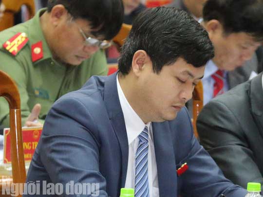 Nóng 24h qua: Cổ động viên quây kín khi “thánh lầy”, “người nhện” về quê - 6