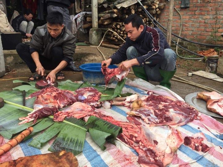 Nóng 24h qua: Cổ động viên quây kín khi “thánh lầy”, “người nhện” về quê - 2