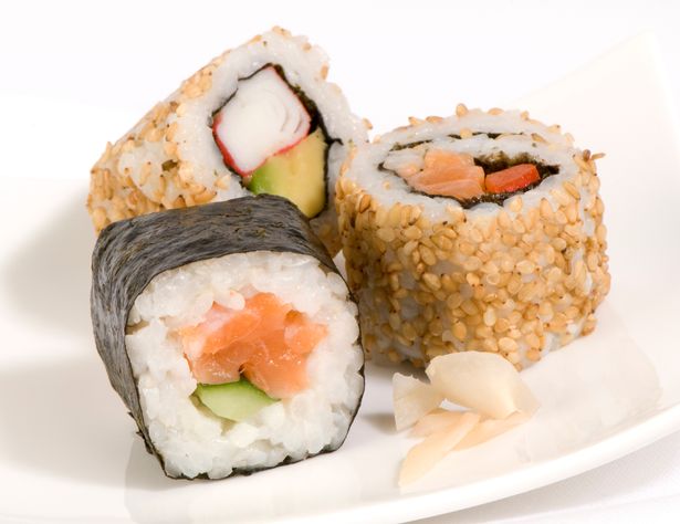 Sán dây dài như rắn làm tổ trong bụng người thích ăn sushi - 3