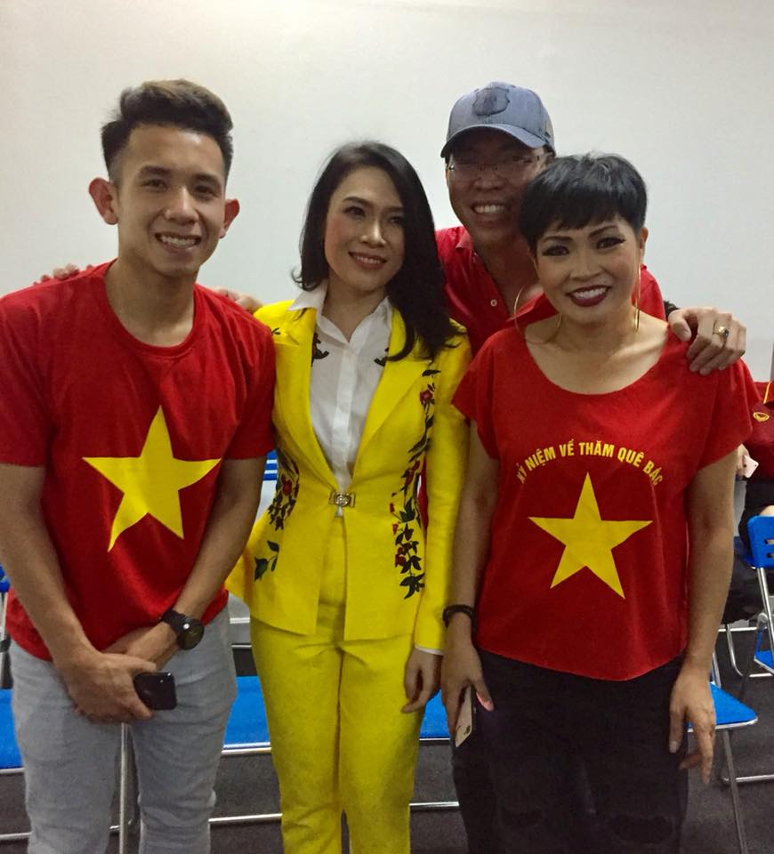 Phương Thanh vứt chéo cao gót, khiêu vũ bừa sung cùng U23 Việt Nam - 2