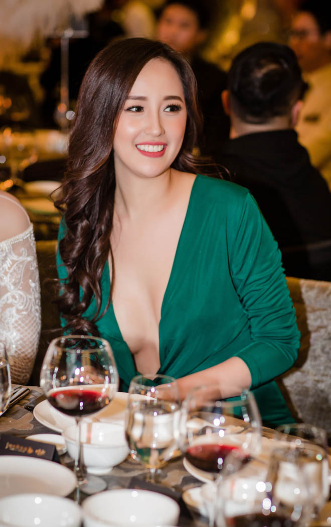 Mai Phương Thúy mặc xẻ đến rốn, phô bày dáng vóc "phồn thực" - 3