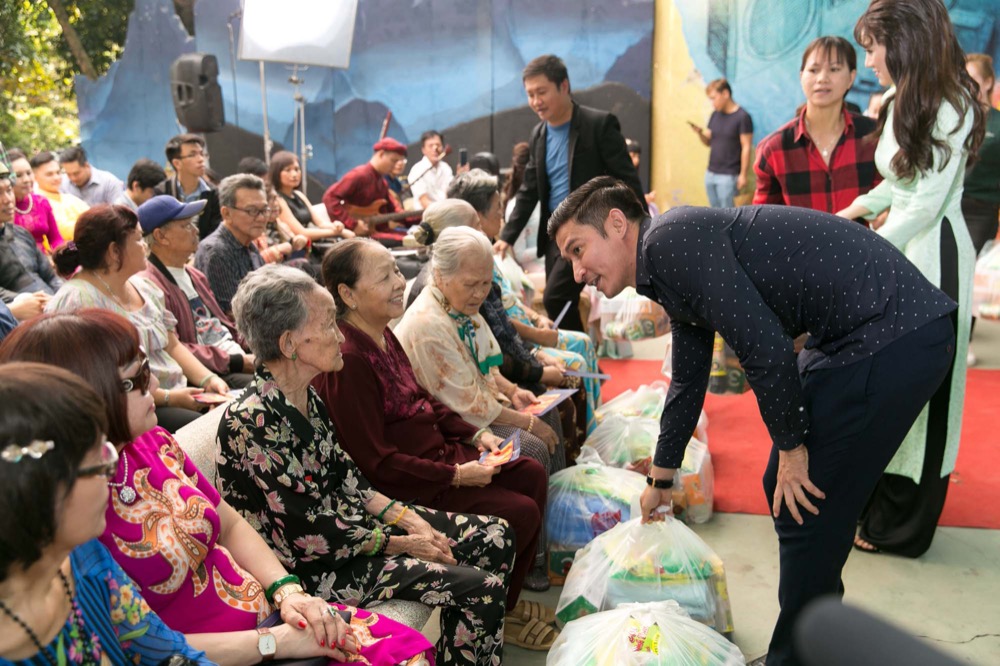 Huy Khánh chúc Tết và tặng quà nghệ sĩ ở Viện dưỡng lão - 6